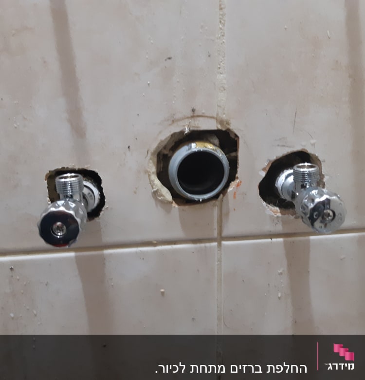 צינורות מים בקיר עם חיבורים חשופים